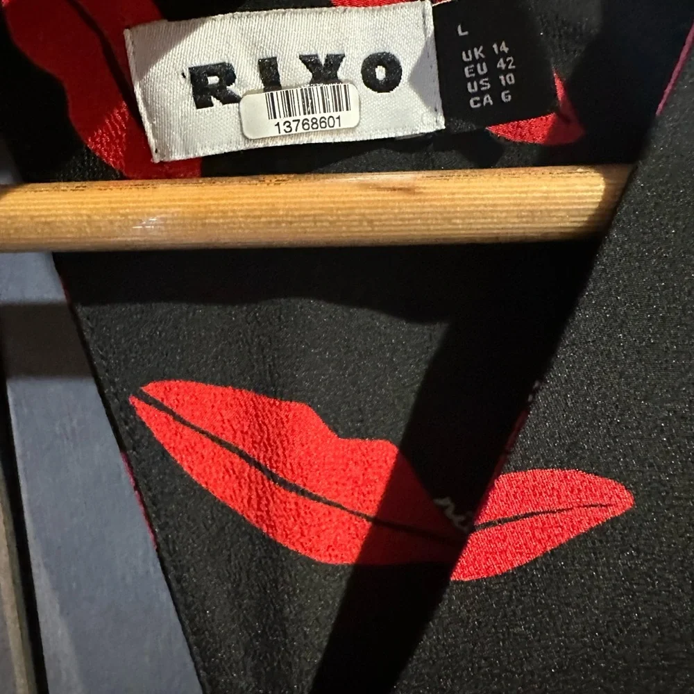 RIXO RTR Black Dress with Red Lip Print - Picture 5 of 8